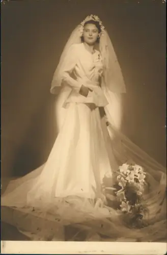 Ansichtskarte  Hochzeit Wedding schöne Braut weißes Kleid Foto: Prag 1940