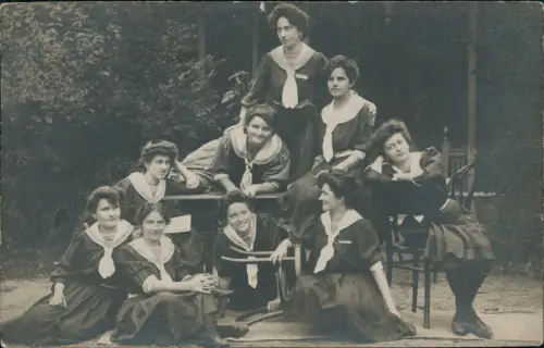 Foto  Gruppe beim Sport Frauen Pompadour-Frisuren 1914 Privatfoto