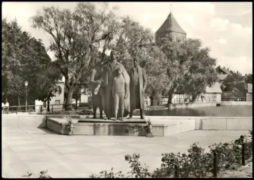 Ansichtskarte Teterow Denkmal am Mühlenteich zur DDR-Zeit 1977