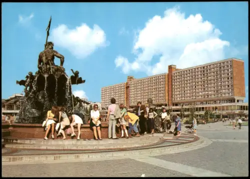 Ansichtskarte Mitte-Berlin Neptunbrunnen (Begasbrunnen) mit Menschen 1973