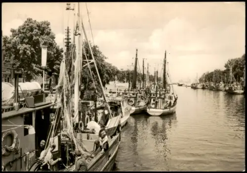 Warnemünde-Rostock Strom Partie zur DDR-Zeit Schiffe Fischer-Kutter 1972
