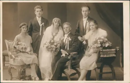 Hochzeit Wedding Brautpaar mit Trauzeugen Mode Zeitgeschichte 1919 Privatfoto