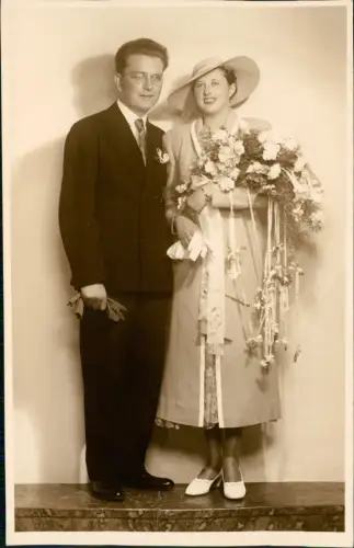 Ansichtskarte  Mann im Anzug Frau im Kleid mit Blumenbouquett 1940
