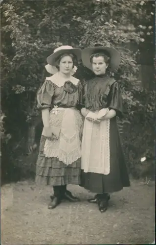 Menschen Soziales Leben Frau in Kleidern Mode Zeitgeschichte Tschechien 1909