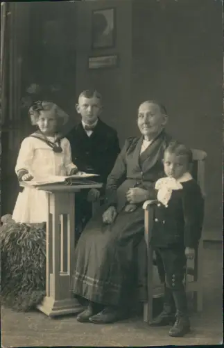 Ansichtskarte  Kinder mit Großmutter Zeitgeschichte Mode 1930