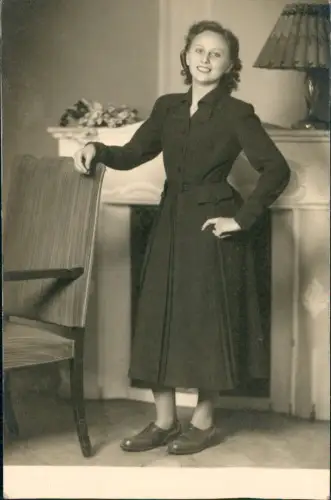 Ansichtskarte  Menschen Soziales Leben schöne Frau vor Kamin Mode 1938