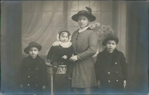 Foto  Frau mit Kindern Mode Kleidung Atelierfoto 1928 Privatfoto