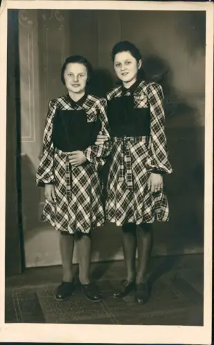 Ansichtskarte  Schwestern im Partnerlook Mode Kleidung 1950