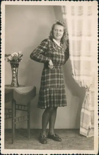 Ansichtskarte  Menschen Soziales Leben schöne Frau Kleid Tschechien 1959