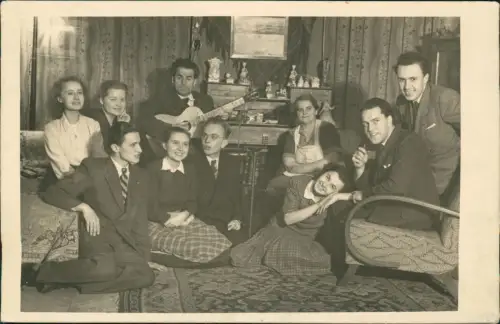 Foto  Menschengruppe im Wohnzimmer mit Gitarre 1950 Privatfoto