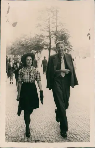 Ansichtskarte  Mann und Frau auf Straße Mode Zeitgeschichte 1941