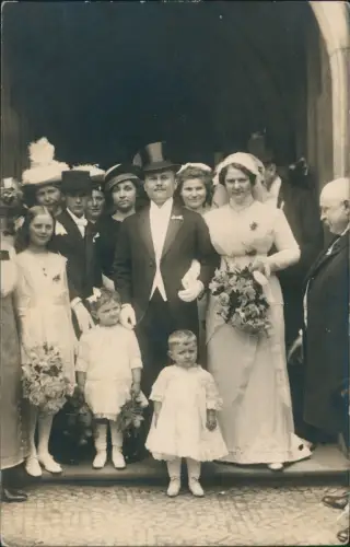 Ansichtskarte  Hochzeit - Gruppenfoto Braut Bräutigam mit Zylinder 1940
