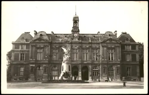 CPA Elbeuf Normandie Rathaus (Hôtel de Ville) mit Denkmal 1940