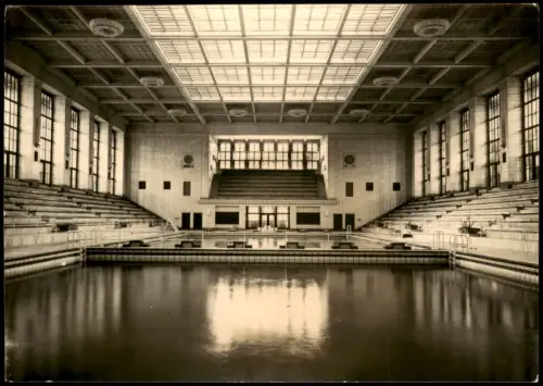 Ansichtskarte Rostock Schwimmhalle Neptun mit Tribüne 1958