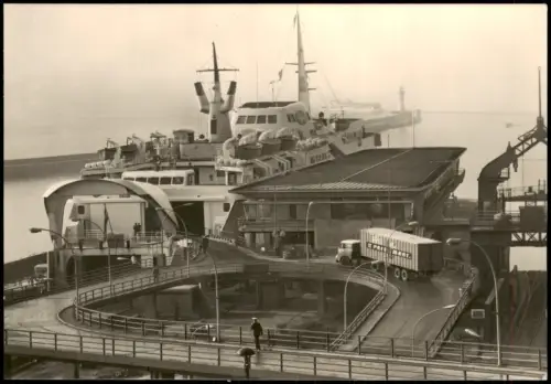 Sassnitz Rügen Blick auf den Fährhafen mit Fährschiff, Sassnitz 1974
