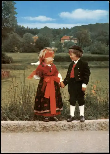 .Bayern Oberfränkische Tracht von Kindern, Junge Mädchen Hand in Hand 1970