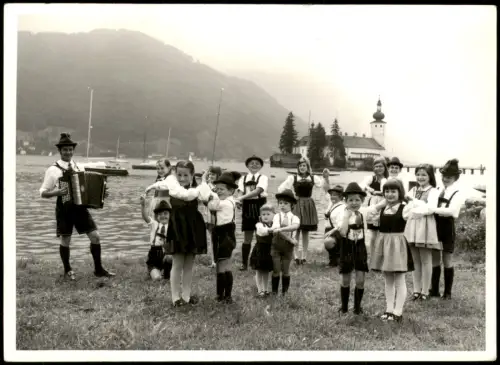 .Österreich Kindergruppe in Tracht am Traunsee mit Schloss Ort 1975 Privatfoto