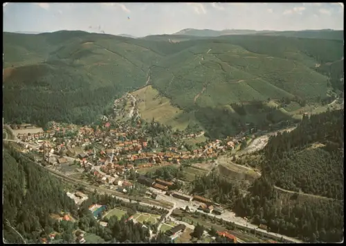 Lautenthal Luftaufnahme der Ortschaft im Tal mit bewaldeten Hängen 1982