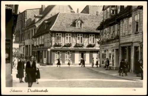 Ansichtskarte Schwerin Puschkinstraße mit Weinstuben Wohler 1956