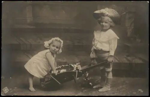 Ansichtskarte  Zwei Kinder mit blumengeschmückter Schubkarre 1905