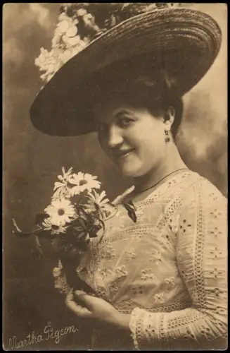 Ansichtskarte  Porträt Martha Pigeon mit Blumenstrauß Dresden 1911