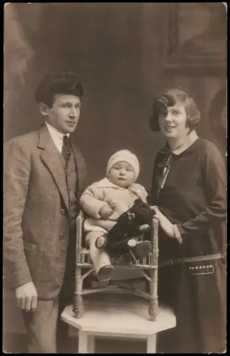 Foto  Familienporträt mit kleinkind und Teddybär 1926 Privatfoto