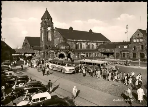 Gießen Bahnhof Vorplatz Autos Bus-Haltestelle belebt mit Leuten 1955