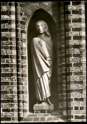 Lübeck Katharinenkirche Fassadenfigur von Ernst Barlach Frau im Wind 1970