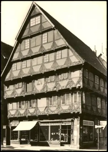 Verzierte Hausfassade Privataufnahme mit Geschäft Wiegmann 1960