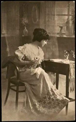 Künstlerkarte Fotokunst Personen Soziales Leben: Frau am Schreibtisch 1912