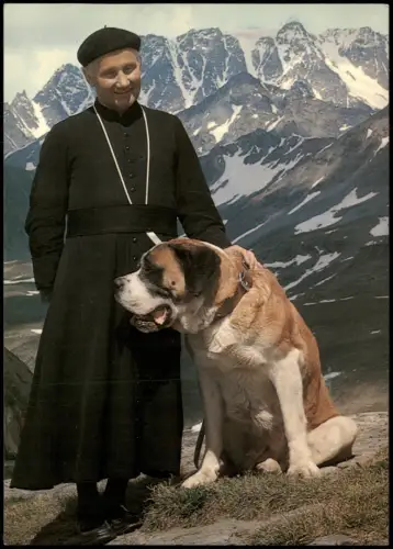 Grand-Saint-Bernard Chorherr mit Bernhardinerhund vor Gebirgskulisse 1963
