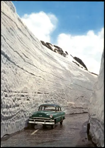Gletsch Auto zwischen hohen Schneemauern auf der Passstraße 1960