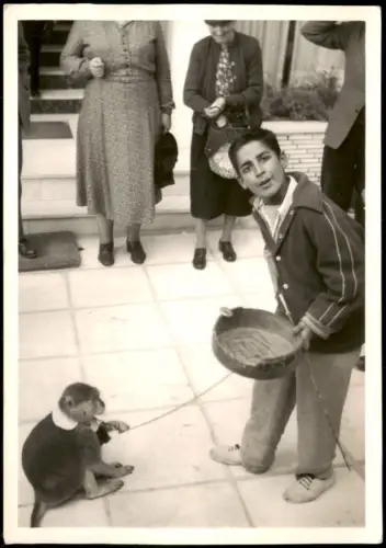 Athen Αθήνα Straßenkünstler mit angeleintem Affen 1955 Privatfoto