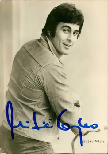 Gojko Mitić in Apachen DDR Autogramm signierte Autogrammkarte 1973