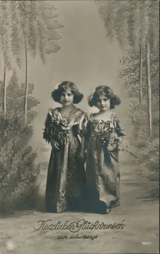 Geburtstag Birthday Fotokunst Mädchen in prunkvollen Kleidern 1912