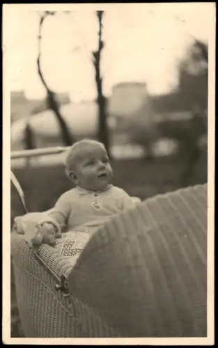 Fotokunst Menschen Soziales Leben Kind Baby im Kinderwagen 1940