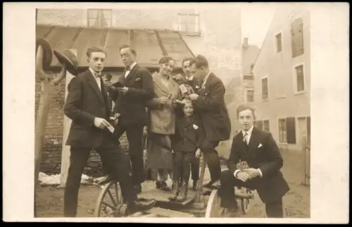 Fotokunst   Leben Gruppenfoto Junge Männer Frau Kind Fuhrwerk 1910 Privatfoto