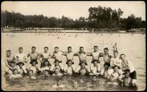 Ansichtskarte  Frühe Fotokunst: Männer Gruppe im Freibad, Sport-Gruppe 1910