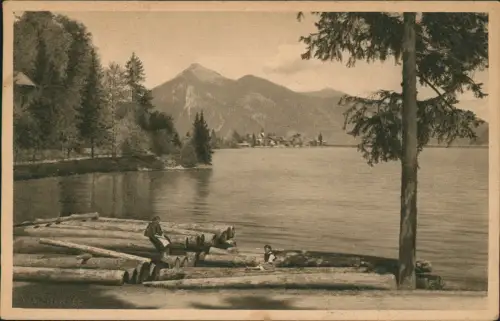 Kochel am See Walchensee Frau und Mann sitzen auf Baumstämmen 1925