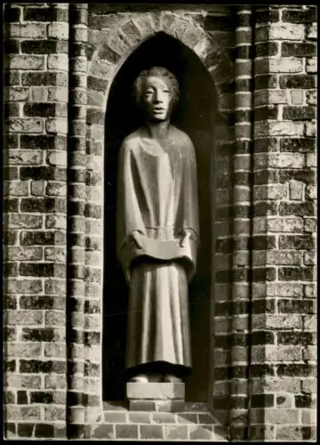Lübeck Singender Klosterschüler - Fassadenfigur von Ernst Barlach 1933