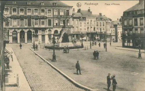 CPA Maubeuge Place d'Armes. Banque Pierard 1915
