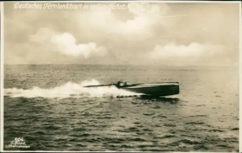 Ansichtskarte  Deutsches Fernlenkboot in voller Fahrt. Marine Fotokarte 1932