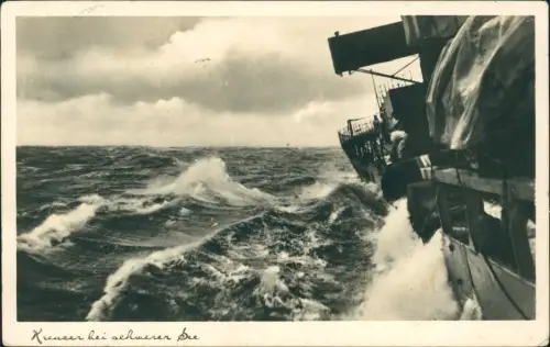 Ansichtskarte  Kreuzer Kriegsschiff bei schwerer See Marine 1939