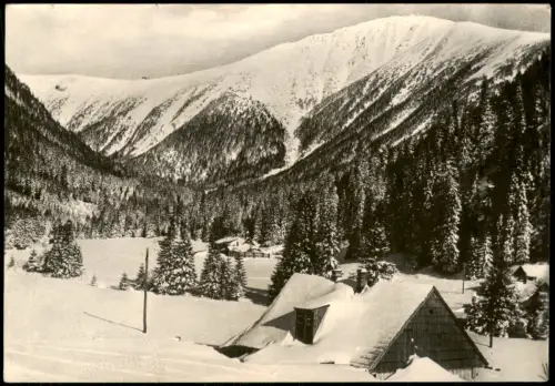 Krummhübel Karpacz Winteransicht des Riesengrundes (Obří důl) mit Schneekoppe (Sněžka) 1958