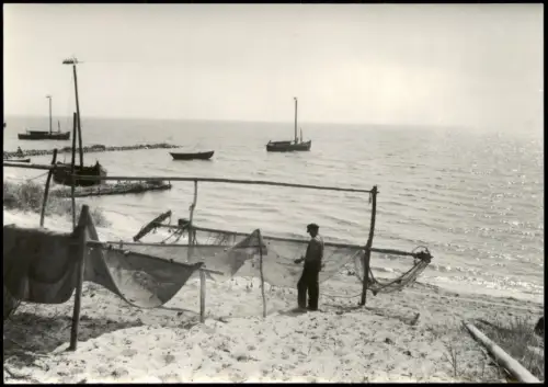 Foto  Fischer am Strand mit Netzen 1970 Privatfoto