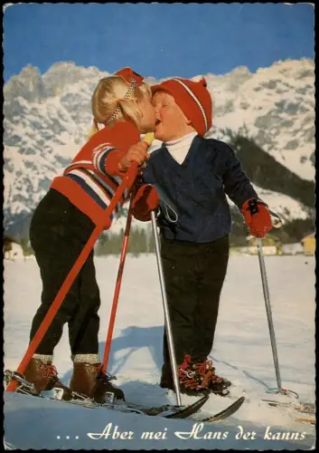 Ansichtskarte  Küssendes Kinderpaar auf Skiern in den Alpen 1975