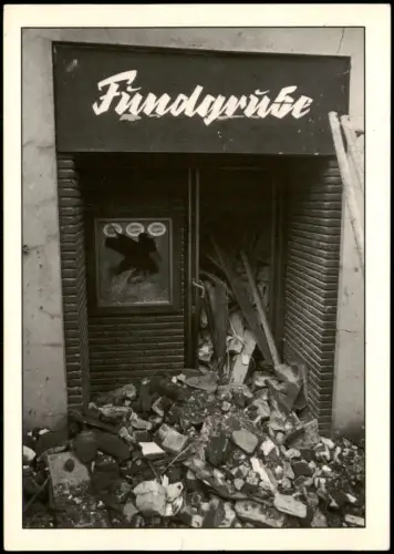 Ansichtskarte  Humoristische Fotografie: Schuttberg vor der 'Fundgrube' 1980