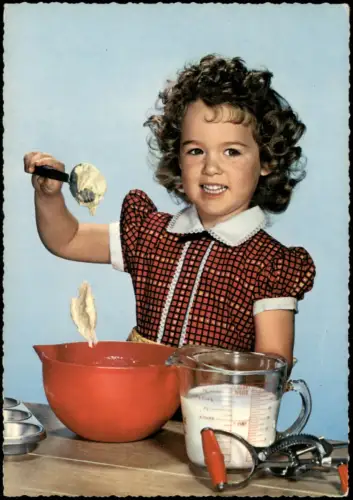 Ansichtskarte  Mädchen beim Backen, Teig, Kuchen, Muffins 1965