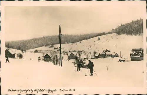 Rehefeld-Altenberg (Erzgebirge) Stadtpartie im Winter Skifahrer 1932