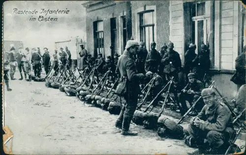 Ansichtskarte  Rastende Infanterie im Osten. Soldaten Pickelhaube 1918